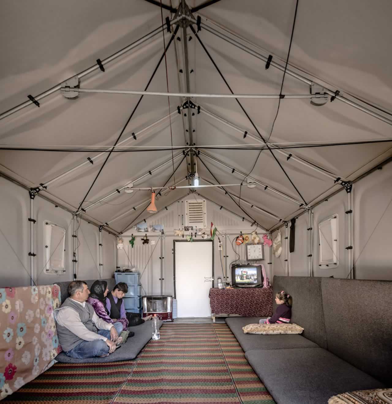 Mindeközben a menekült táborokban – Napelem-forradalom
