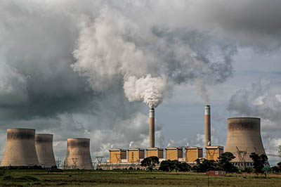 365-ször több emberéletbe kerül 1TWh energia előállítása szénből, mint napfényből