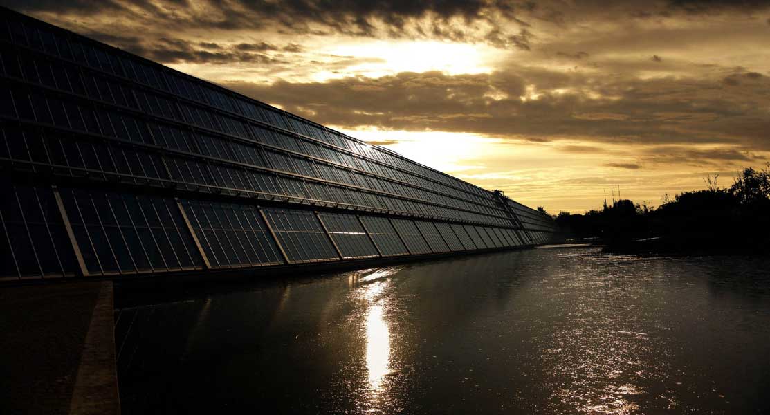 Éjszaka is működő napelemek, és 30%-os teljesítmény? Mit hozhat még a napelemek jövője?