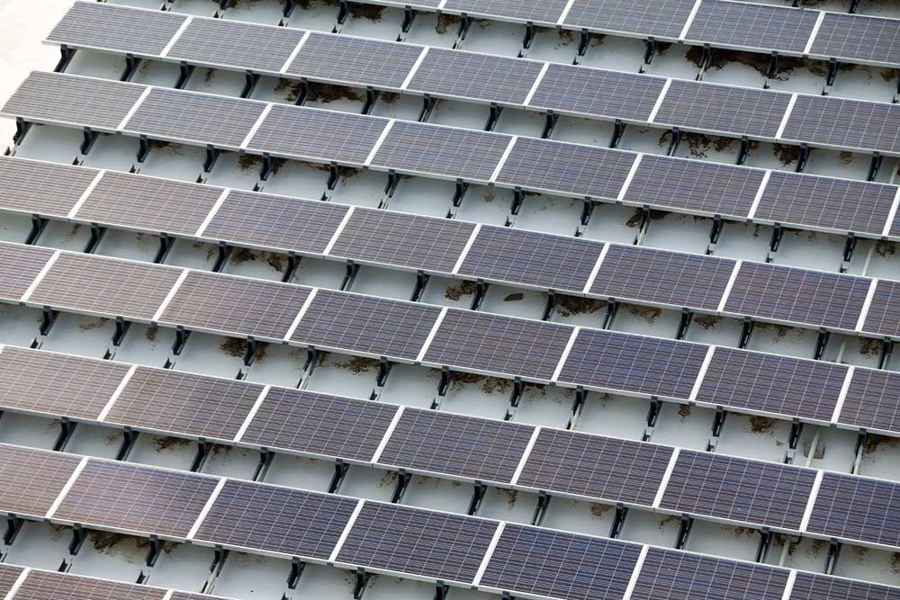 Lapos tetőre is lehet napelemet szereltetni?