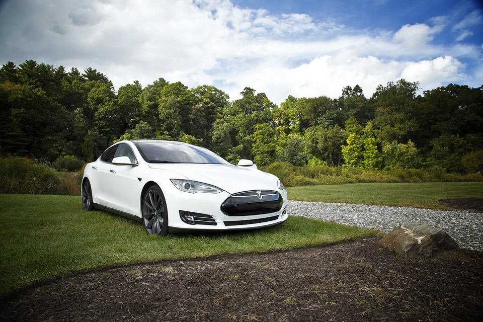 A Tesla alkot, alkotott, alkotni fog a napenergiával